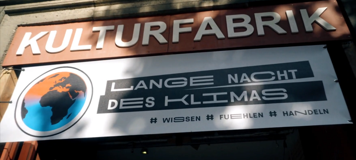 Eingang der Kulturfabrik mit Schild zur Langen Nacht des Klimas