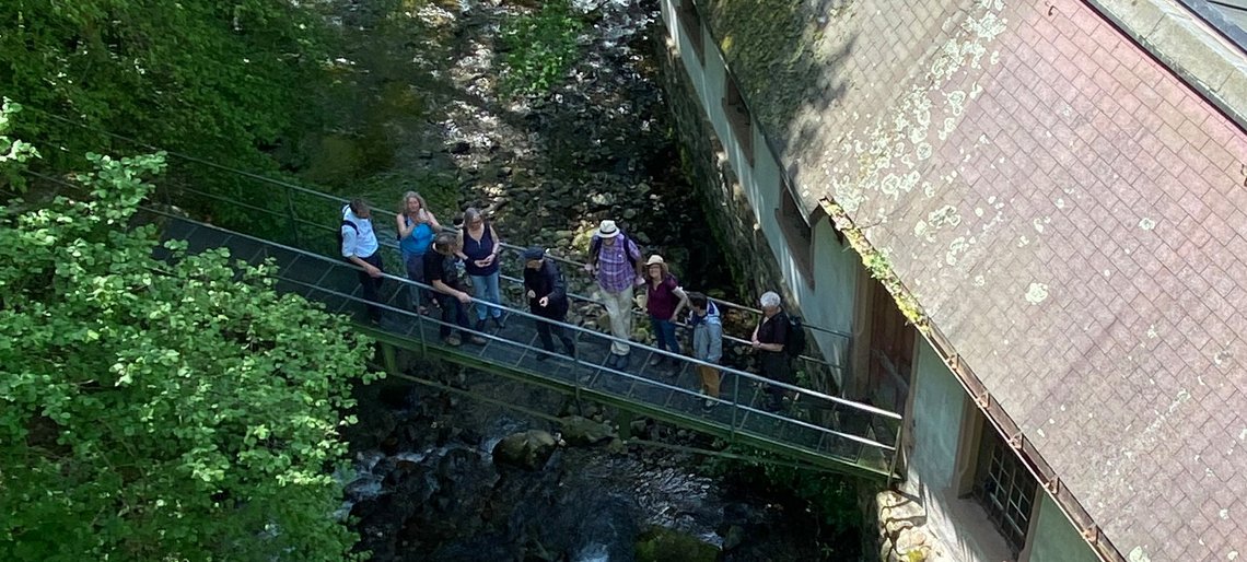 Reisegruppe auf Brücke