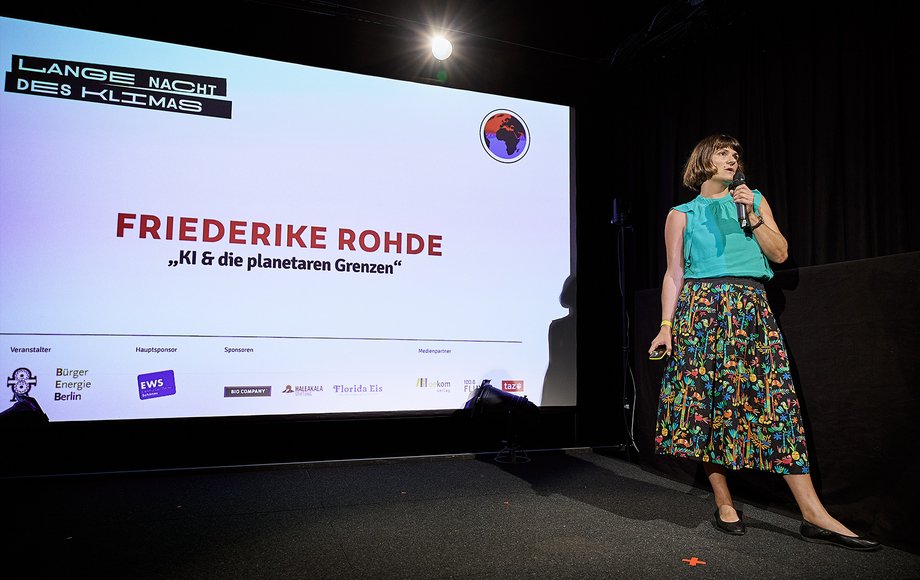 Friederike Rohde auf Bühne vor Präsentationsfolie