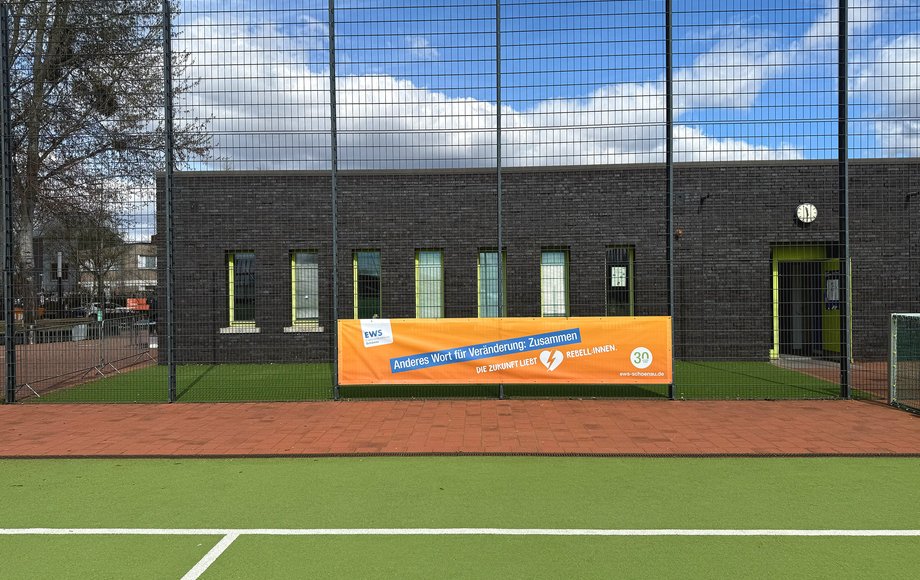 Sportplatz mit Banner der EWS