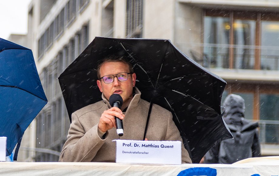 Matthias Quent unter Regenschirm