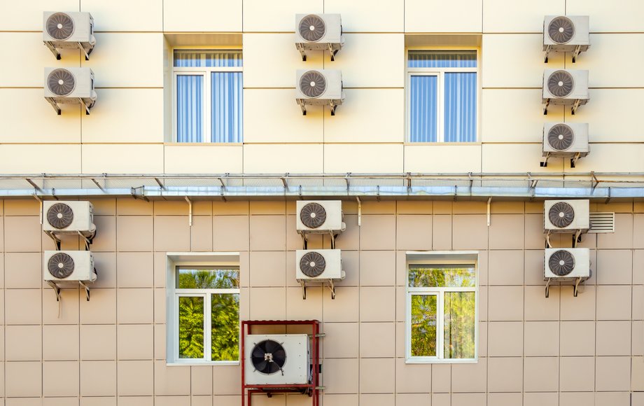 Hausfassade mit mehreren Klimaanlagen-Außenmodulen