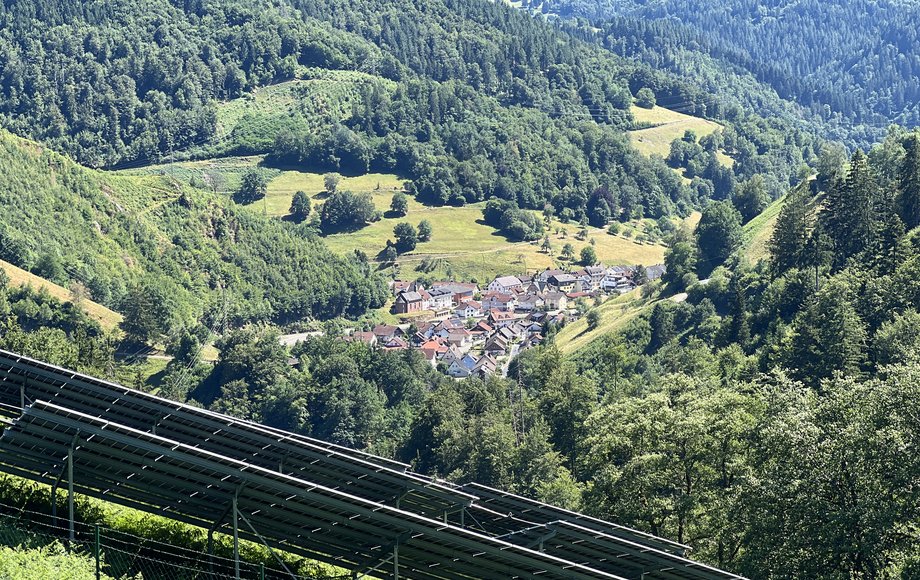 Blick ins Tal, davor Solarmodule.