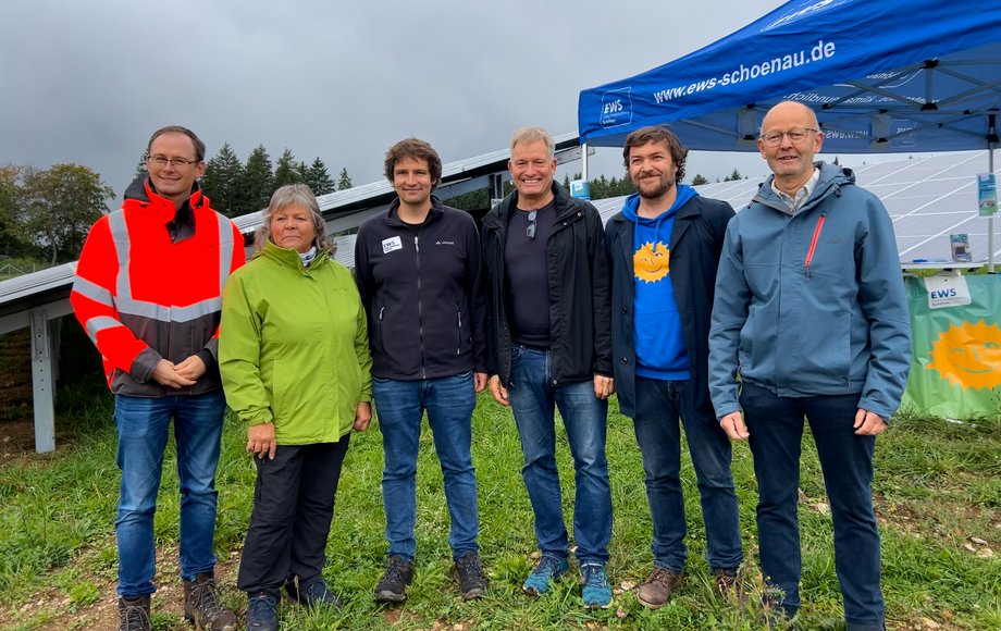 Eine Gruppe von Menschen steht vor Solarpanelen im EWS-Solarpark Döggingen 2.