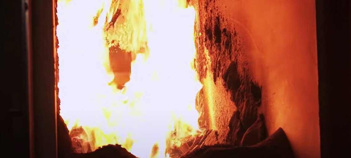 Blick in Ofen mit hell brennender Flamme