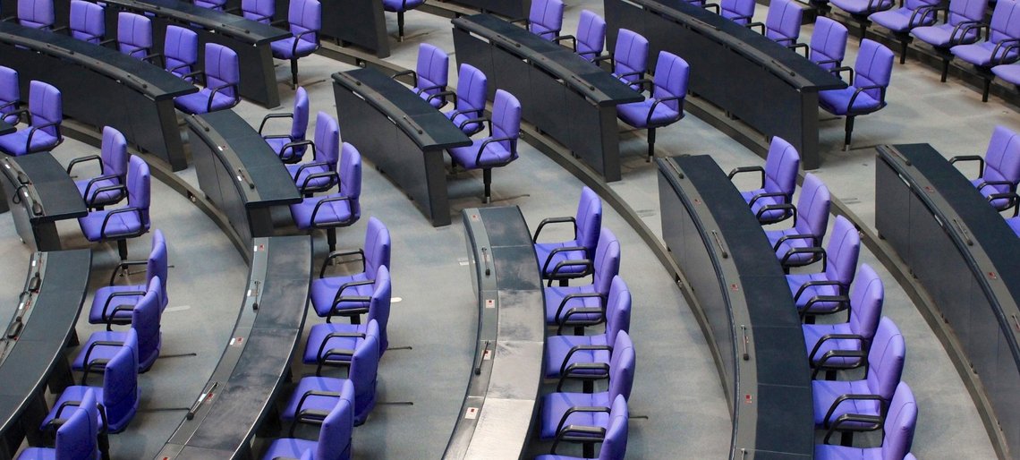 Leere Sitzreihen des deutschen Bundestages