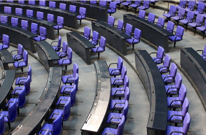 Leere Sitzreihen des deutschen Bundestages