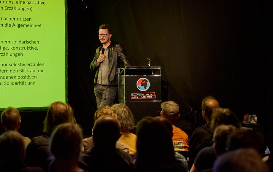 Mann neben einer Leinwand