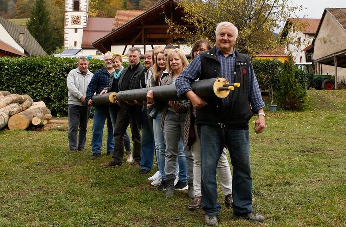 Bürger tragen gemeinsam eine Rohrleitung