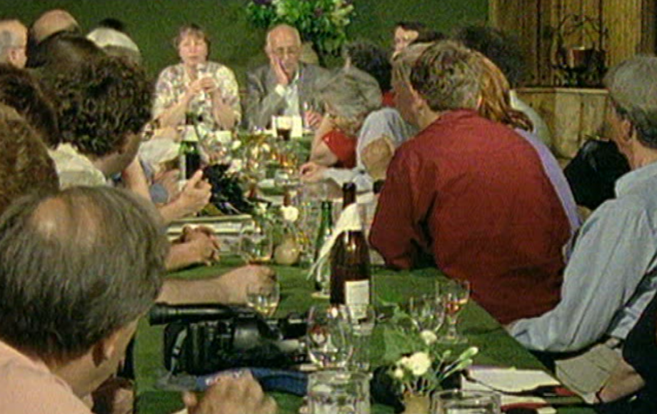 Viele Menschen sitzen am langen Tisch einer Gaststätte