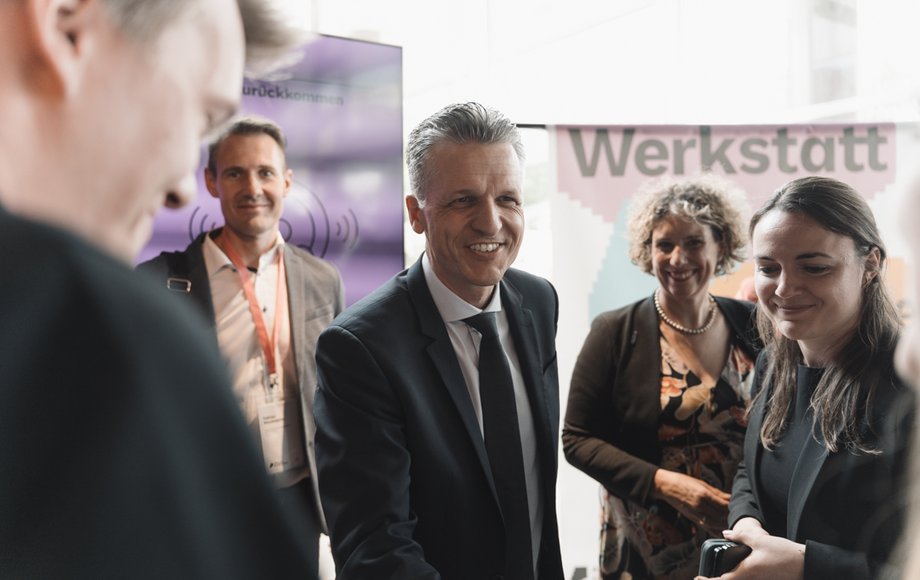 Gruppe von fünf Politiker:innen