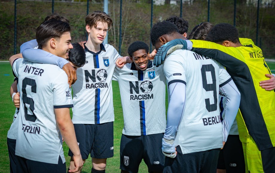 Jugendliche Fußballspieler beim Torjubel