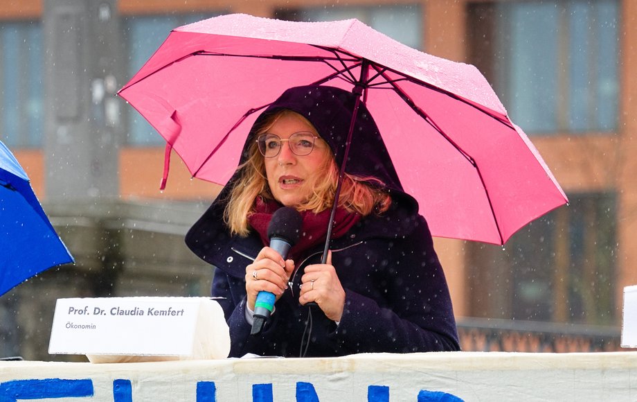 Claudia Kemfert unter Regenschirm