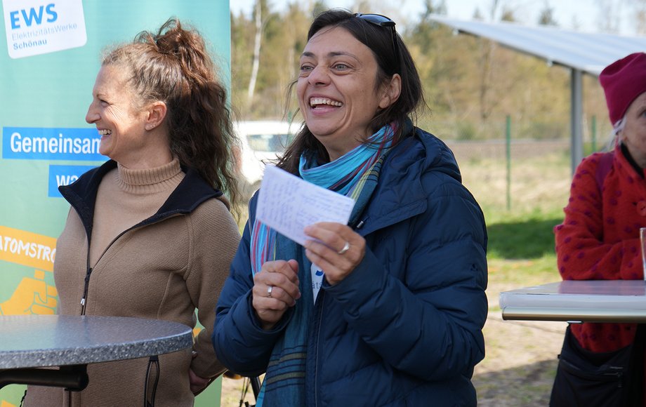 Zwei lachende Frauen an einem Stehtisch