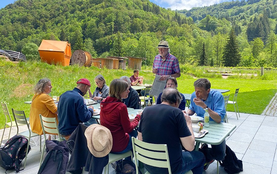 Gruppe sitzt am Tisch