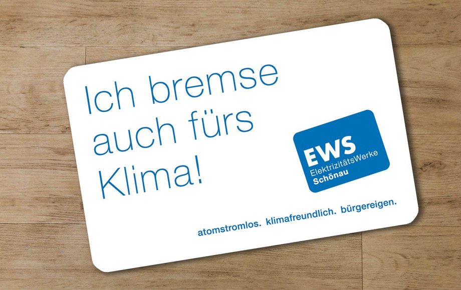 EWS Ladekarte auf einem Holztisch