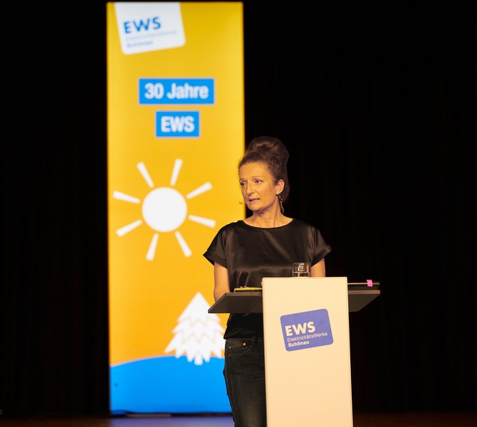 EWS-Vorständin Anja Burde hält eine Rede auf dem Stromseminar