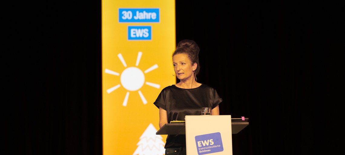 EWS-Vorständin Anja Burde hält eine Rede auf dem Stromseminar
