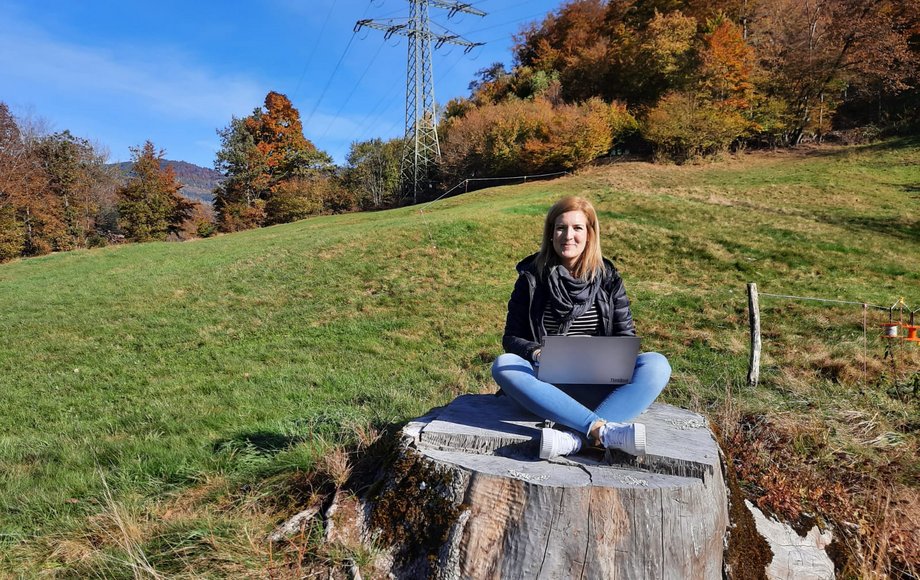 Rebecca Diewald sitzt auf einem Baumstumpf.