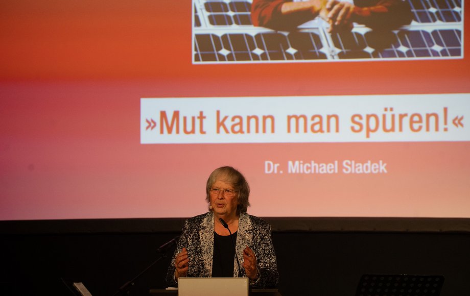 Frau steht auf der Bühne