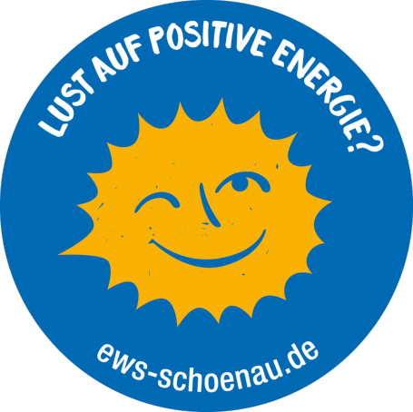 Aufkleber mit gelber lachender Sonne vor blauem Hintergrund mit Aufschrift «Lust auf positive Energie? ews-schoenau.de»