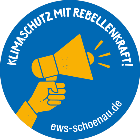 Aufkleber mit weißer lachender Sonne vor blauem Hintergrund mit Aufschrift «Klimaschutz mit Rebellenkraft – ews.schoenau.de  »