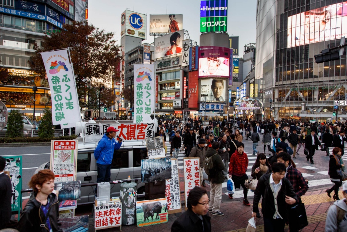 Landwirt protestiert an Straßenkreuzung in Tokyo