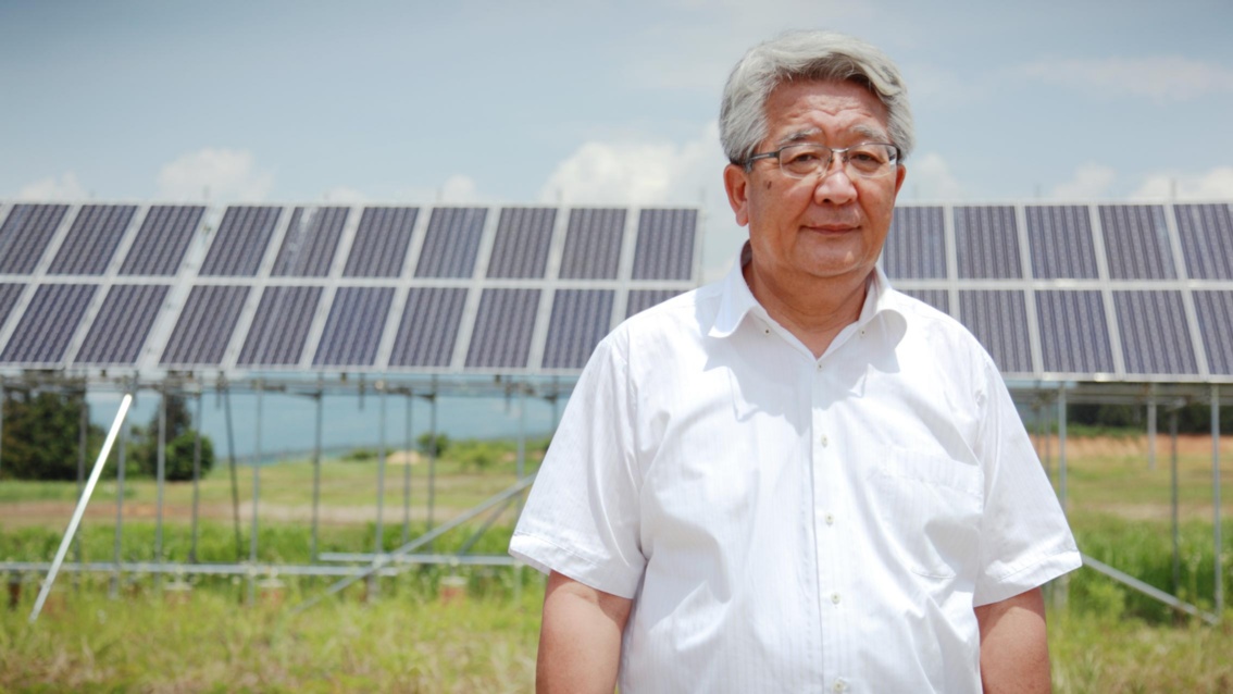 Yauemon Satoh vor Photovoltaikanlage