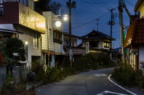 Ansicht einer Straße in Japan in der Abenddämmerung