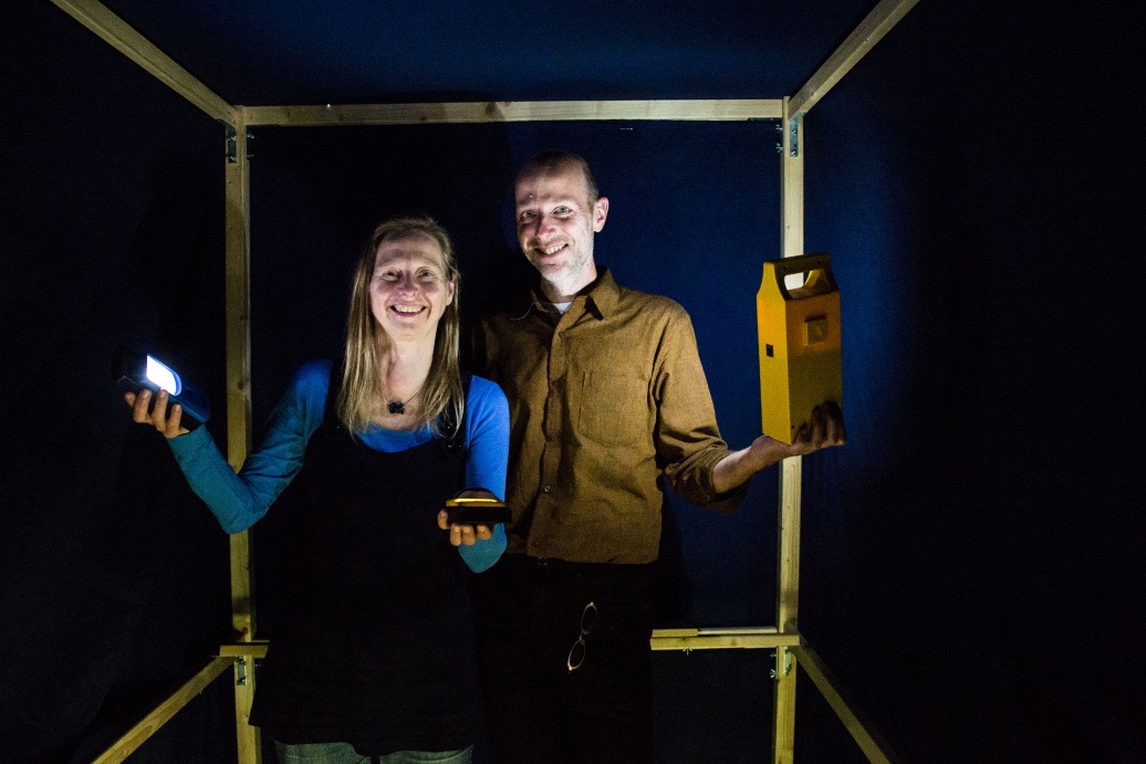 Sabine te Heesen und Georg Amshoff in der Solarbox, von Solarlampen beleuchtet