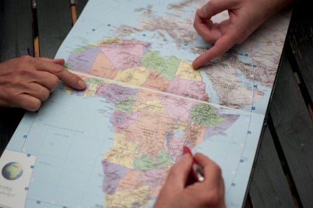 Afrika-Landkarte mit Händen
