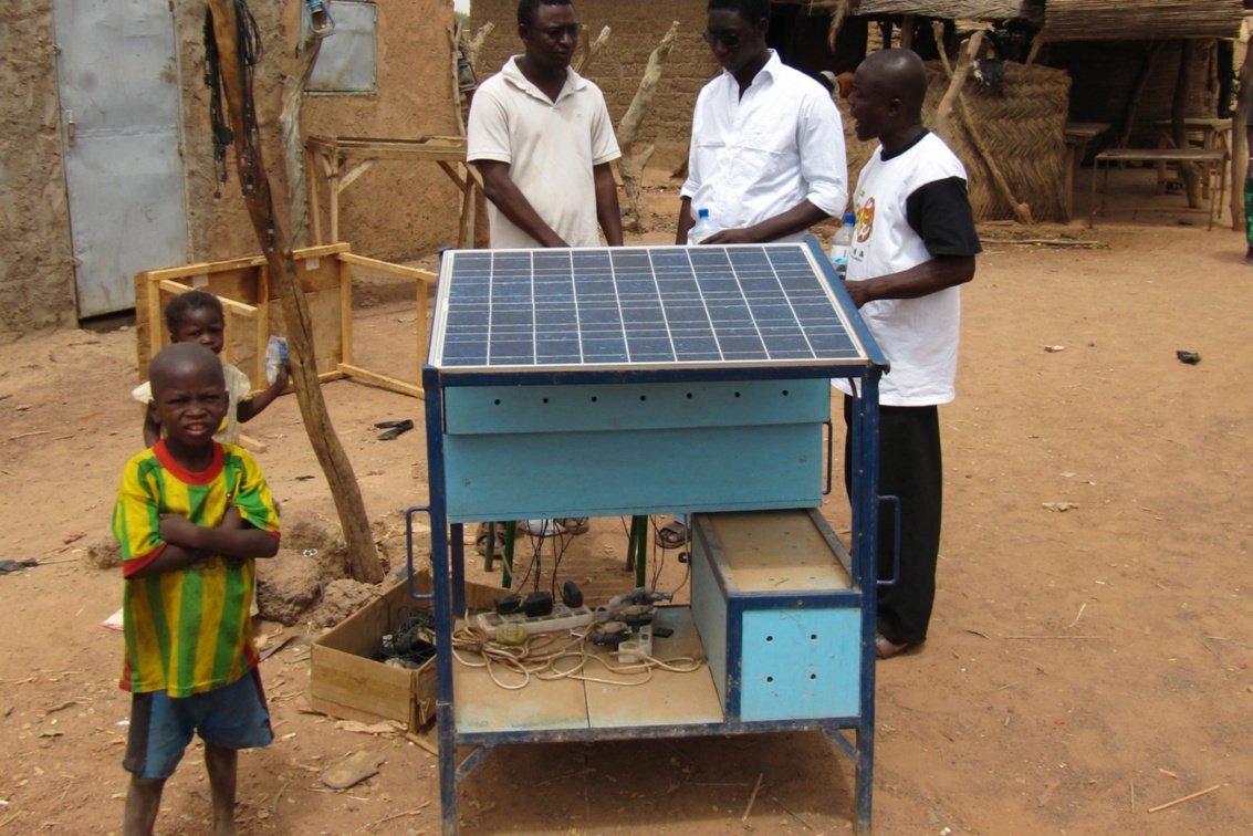Der «Mobile Solar Kiosk» liefert Strom, um Handys zu laden