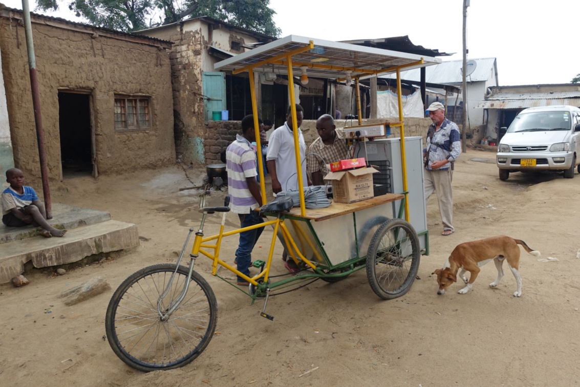 Das «solar tricycle» als mobile Handy-Ladestation im Einsatz