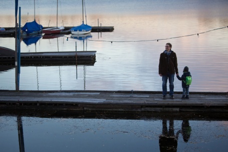 Martin Wesian mit seinem Sohn auf einem Bootssteg