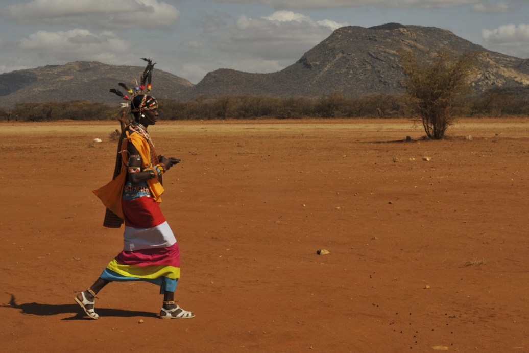 Ein Krieger des kenianischen Stammes der Samburu auf der Suche nach Weideland