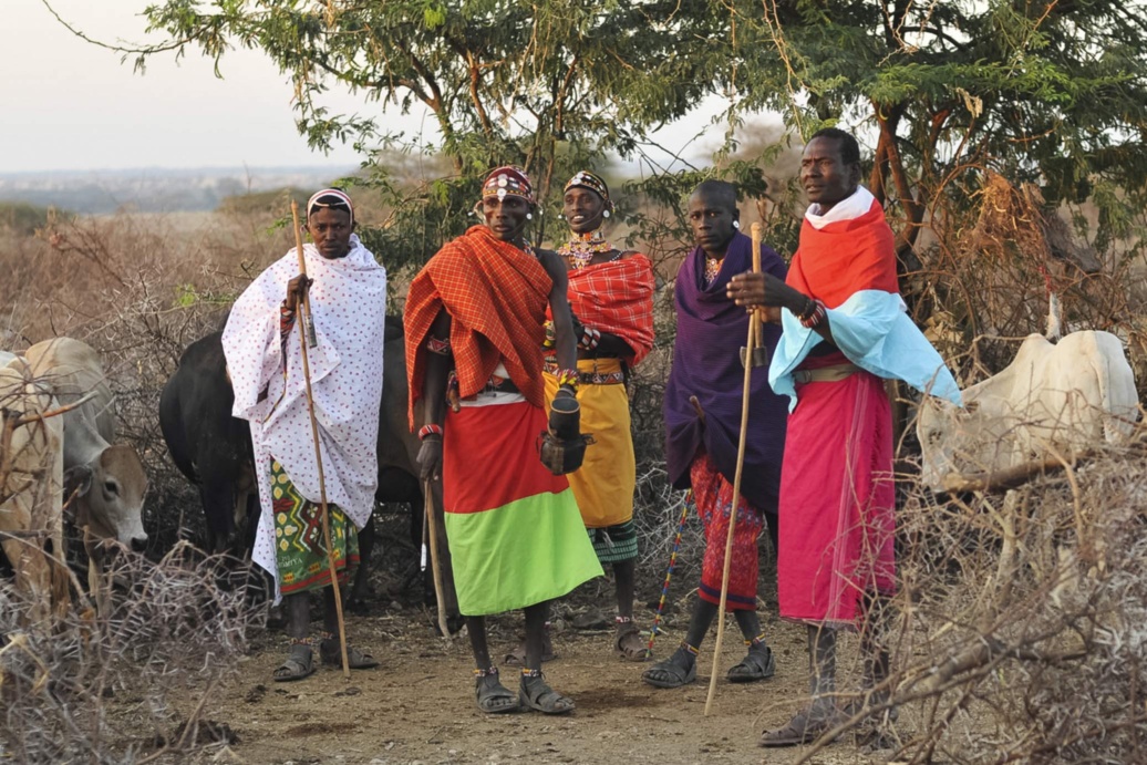 Männer des kenianischen Stammes der Samburu mit ihrem Vieh