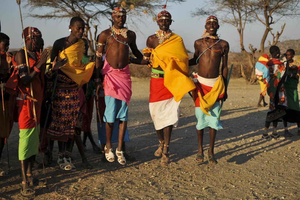 Krieger des kenianischen Stammes der Samburu beim Tanz