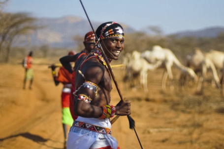 Junge Krieger des kenianischen Stammes der Samburu mit ihrer Viehherde