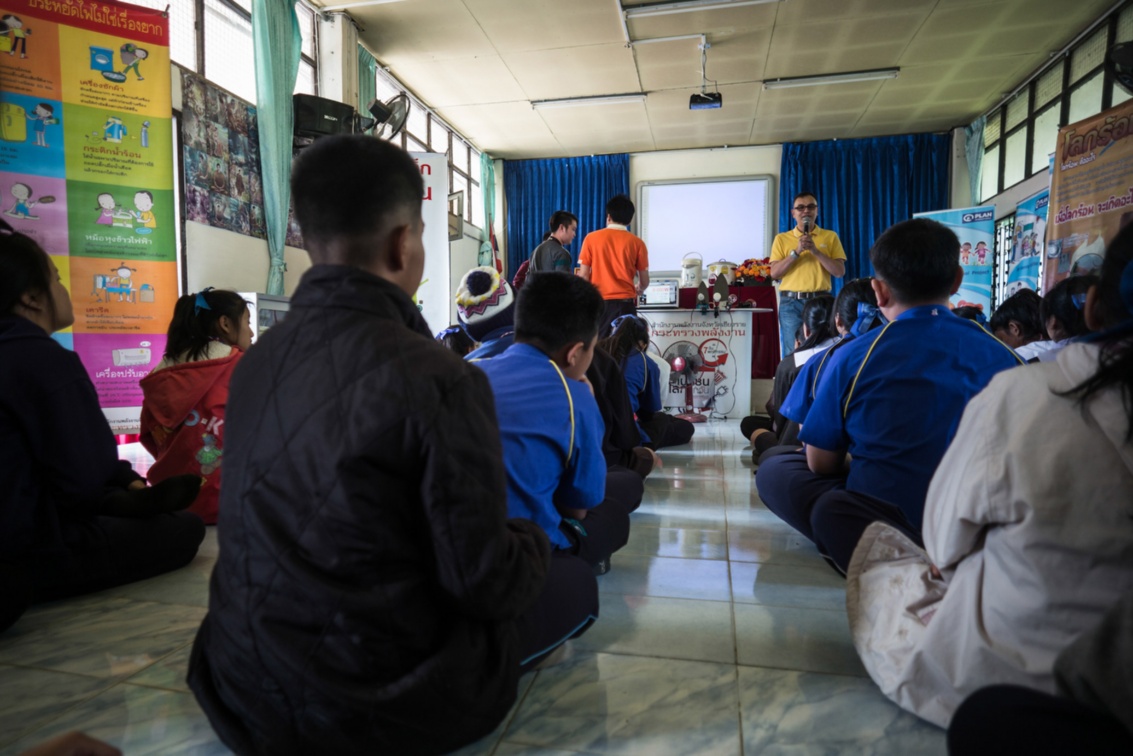 Kinder einer Grundschule in der thailändischen Provinz Chiang Rai lernen etwas über den Stromverbrauch verschiedener Geräte