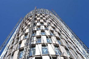 Der Science-Tower in Graz mit seiner Energiefassade im Bau