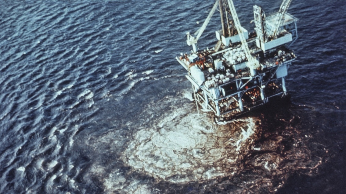 Eine Luftaufnahme der Ölplattform A zeigt, wie auslaufendes Öl das Meerwasser verschmutzt.