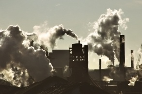 Kohlehalde und rauchende Kohlekraftwerke