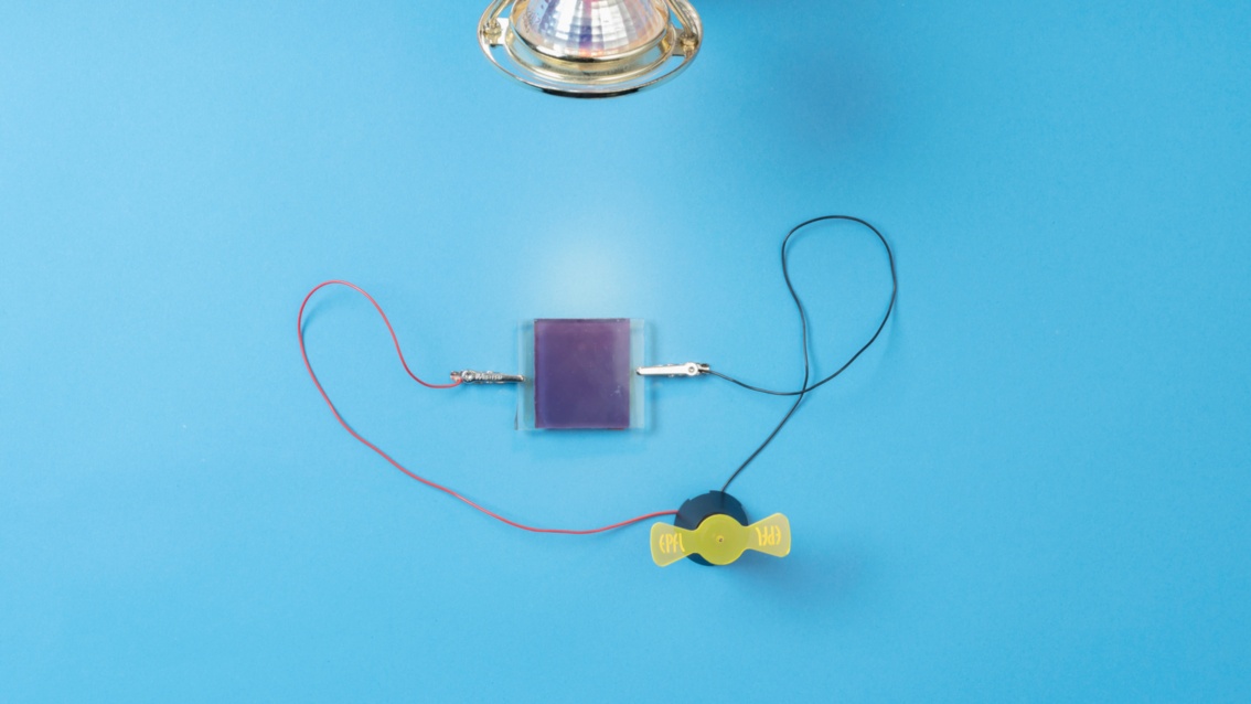 Das Licht einer Lampe und die Grätzel-Zelle treiben einen kleinen Ventilator an.