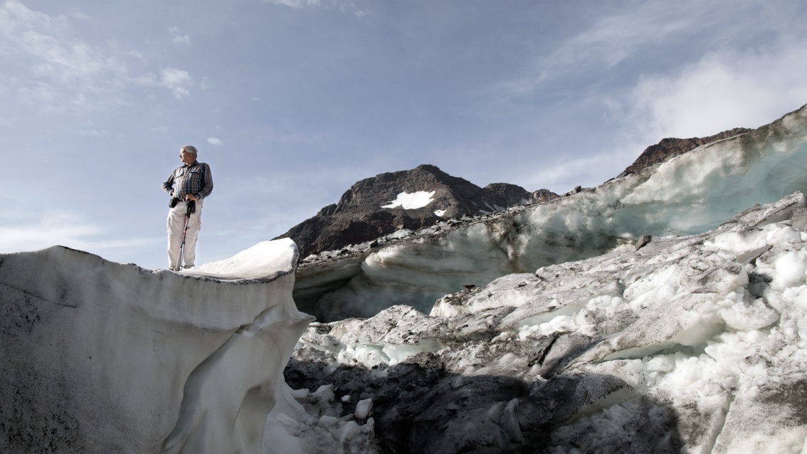 An einer Gletscherkante stehend lässt Ludwig Braun seinen Blick über den Vernagtferner schweifen.