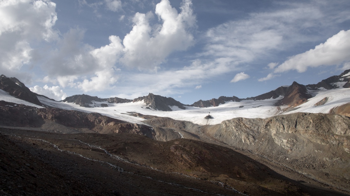Ein Panoramafoto des Vernagtgletschers zeigt das Zurückweichen des Gletschereises, das große Geröllflächen zum Vorschein kommen lässt.