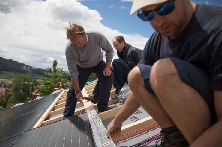 Energiewendegenossenschaftsmitglieder bei der Montage einer Photovoltaikanlage