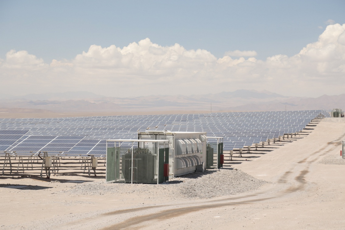 In einer wüstenartigen Landschaft stehen Tausende von Photovoltaik-Modulen. 