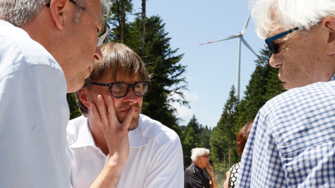 EWS-Geschäftsführer Tobias Tusch im Gespräch bei der Einweihung des EWS-Windparks Rohrenkopf