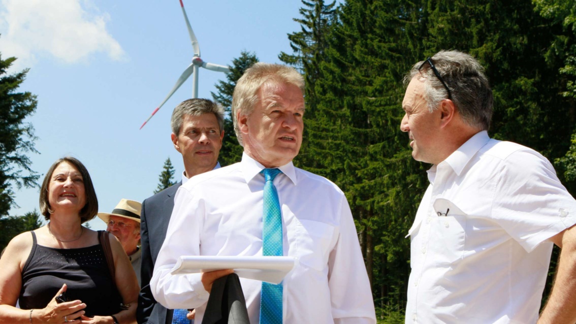 Minister Franz Untersteller im Gespräch anlässlich der Einweihung des EWS-Windparks Rohrenkopf