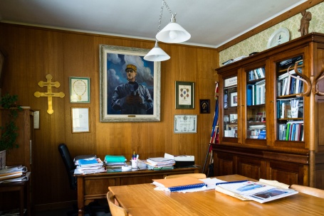 Ratssaal, an der Wand eine Gemälde das Charle Gaulle zeigt.